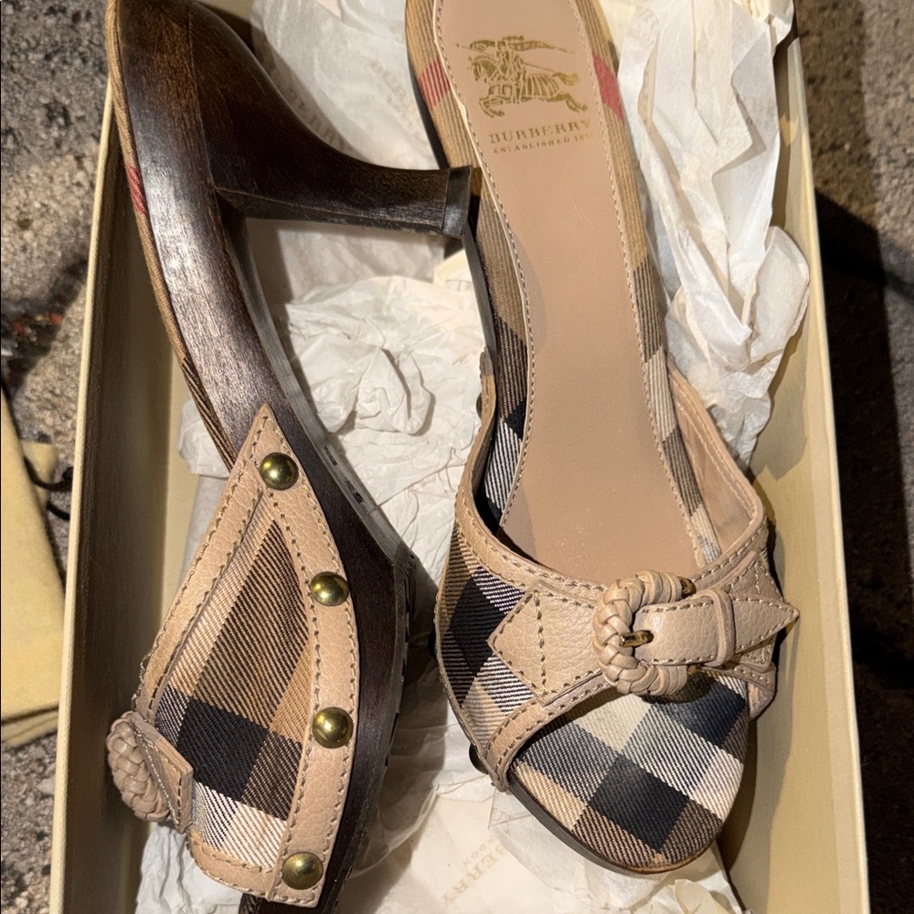 Burberry Checkered Beige and Black Sandals - Picture 2 of 3